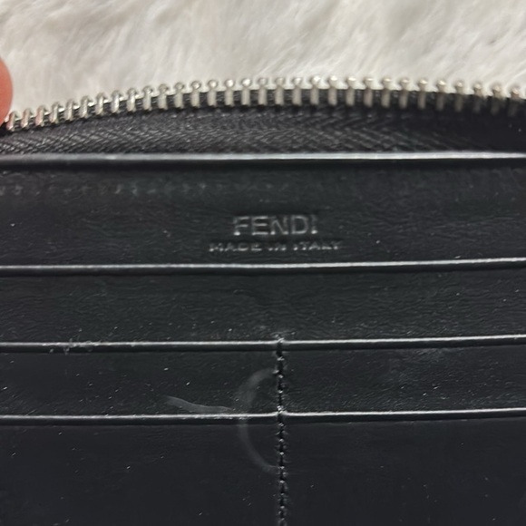 Fendi eyes zippy wallet - Picture 4 of 9